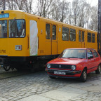 Historische U-Bahn mit Golf dazu